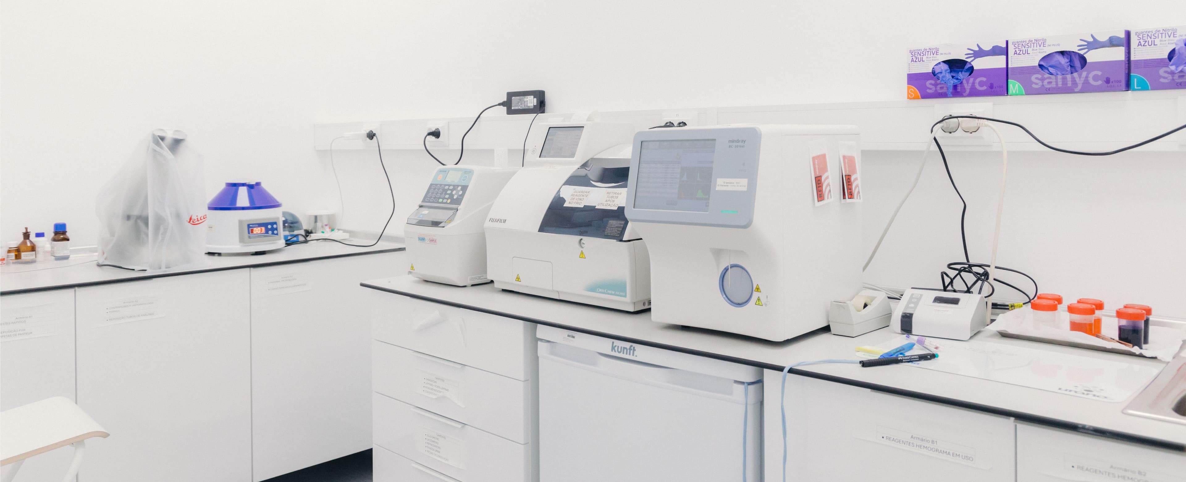 Laboratório interno de Análises Clínicas e Microbiológicas